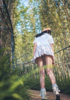 女人趴到床脱了内裤打光屁股视频